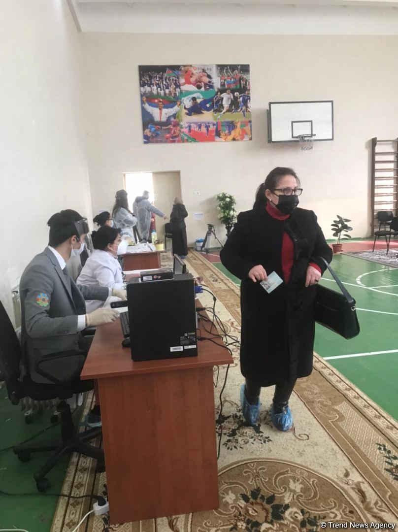 Müəllimlər vaksinasiya olunur (FOTO)