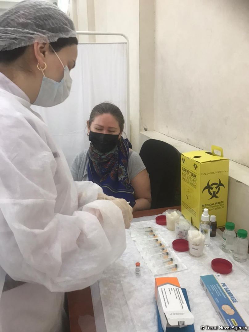 Müəllimlər vaksinasiya olunur (FOTO)