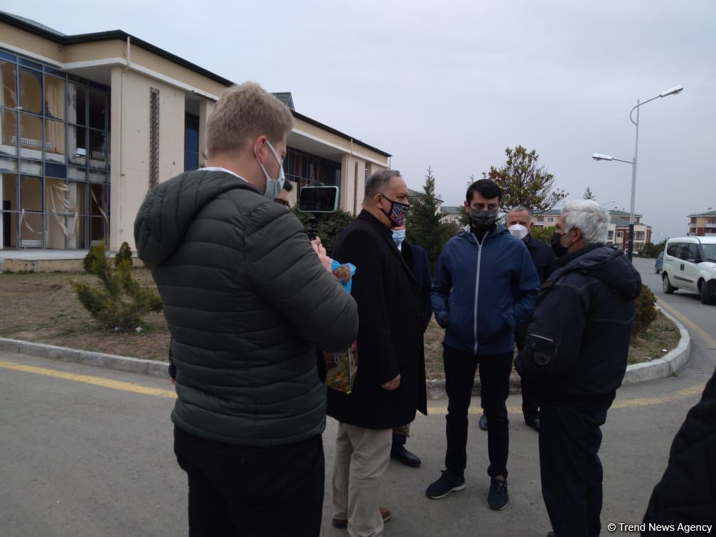 Xarici ekspertlər Tərtərdə ermənilərin dağıtdığı evlərə baxış keçiriblər (FOTO)