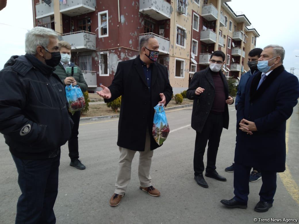 Xarici ekspertlər Tərtərdə ermənilərin dağıtdığı evlərə baxış keçiriblər (FOTO)
