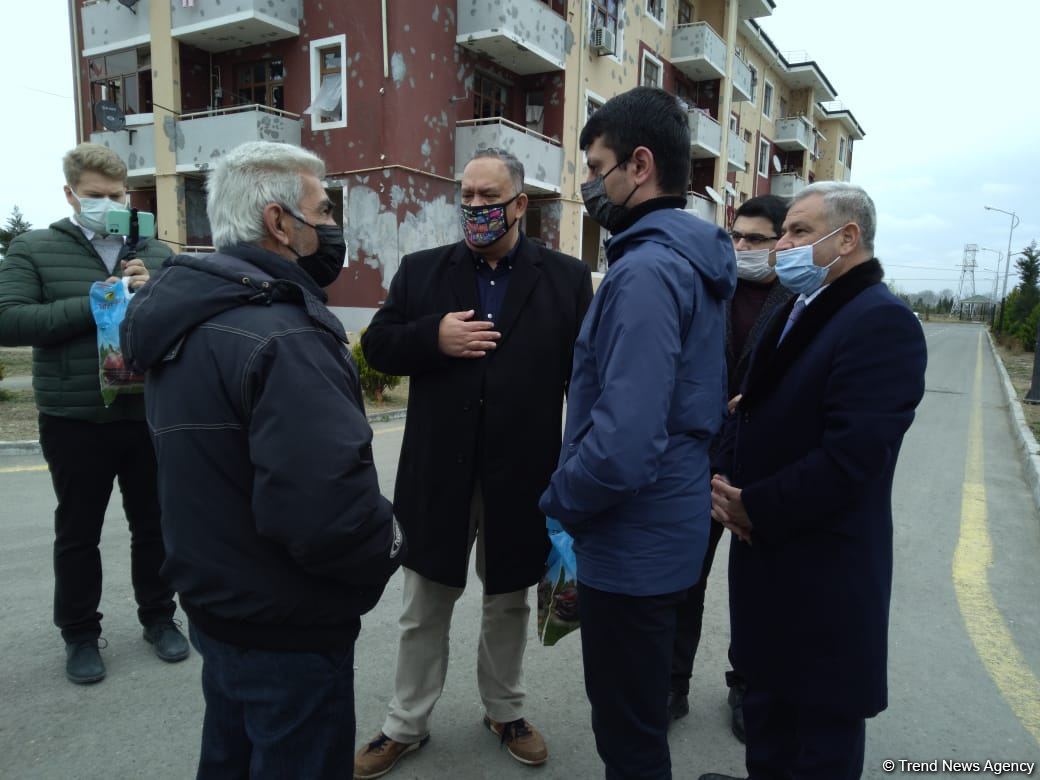 Xarici ekspertlər Tərtərdə ermənilərin dağıtdığı evlərə baxış keçiriblər (FOTO)