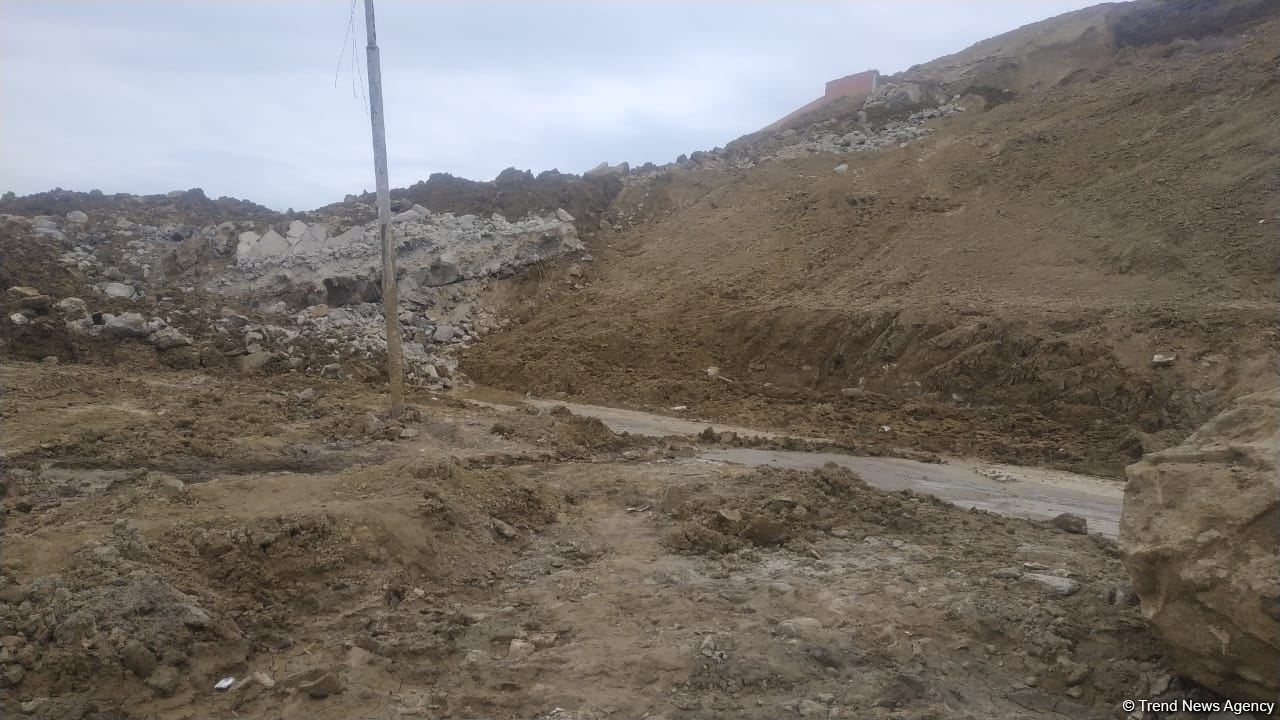 Badamdar yamacı yenidən sürüşdü (FOTO)