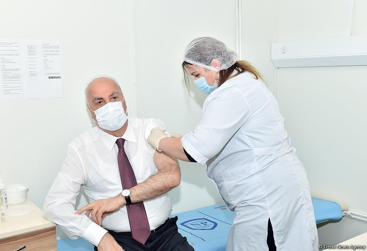 Zakir Fərəcova ikinci doza peyvənd vurulub