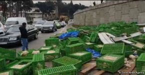 Bakıda yük maşını aşdı, toyuqlar yola töküldü (FOTO)