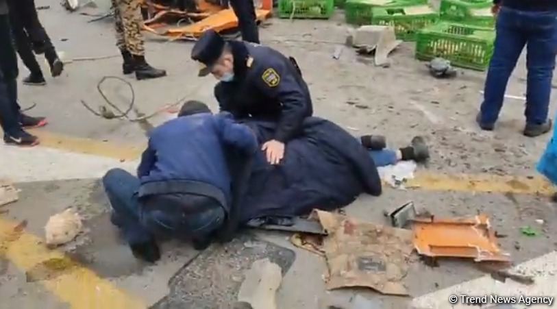 Bakıda yük maşını aşdı, toyuqlar yola töküldü (FOTO)