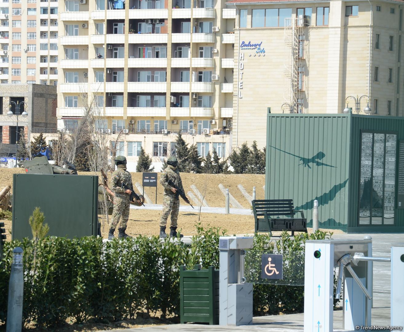 Konteyner mağaza, süni səngər, erməni əsgərinin maketi... - Hərbi Qənimətlər Parkı açılışa hazırlanır (FOTO/VİDEO)