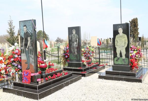 Xaçmaz Rayon İcra Hakimiyyətinin başçısı Aprel Şəhidlərini yad edib (FOTO)