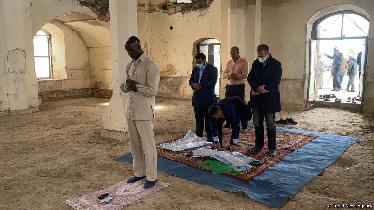 İƏT nümayəndələri Ağdam məscidində namaz qılıblar (FOTO/VİDEO)