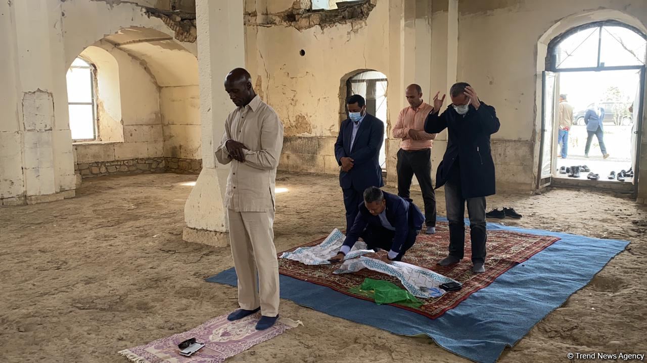 İƏT nümayəndələri Ağdam məscidində namaz qılıblar (FOTO/VİDEO)