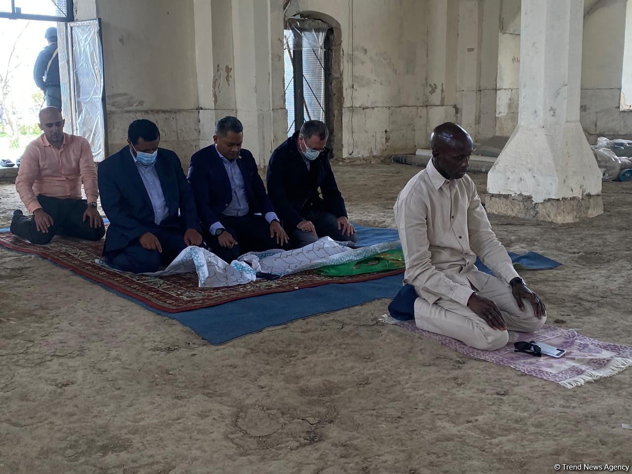 İƏT nümayəndələri Ağdam məscidində namaz qılıblar (FOTO/VİDEO)