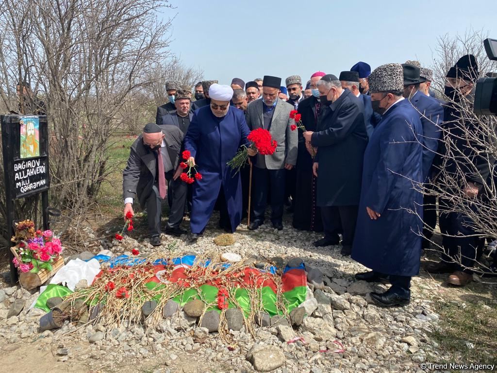 Dini icma rəhbərləri Ağdamda birinci Qarabağ müharibəsi şəhidlərinin məzarlarını ziyarət ediblər (FOTO/VİDEO)