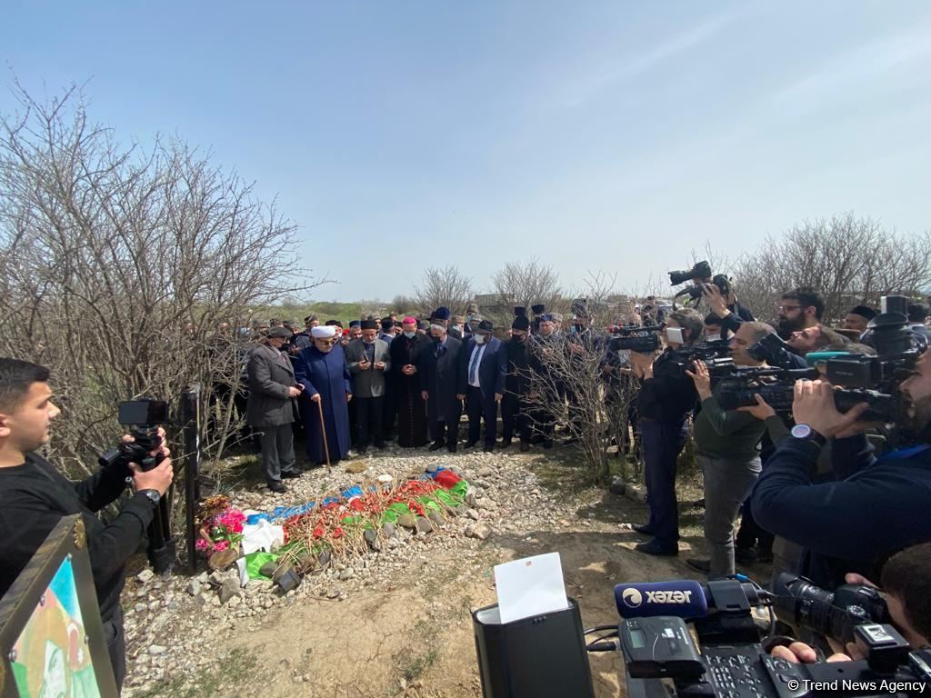 Dini icma rəhbərləri Ağdamda birinci Qarabağ müharibəsi şəhidlərinin məzarlarını ziyarət ediblər (FOTO/VİDEO)