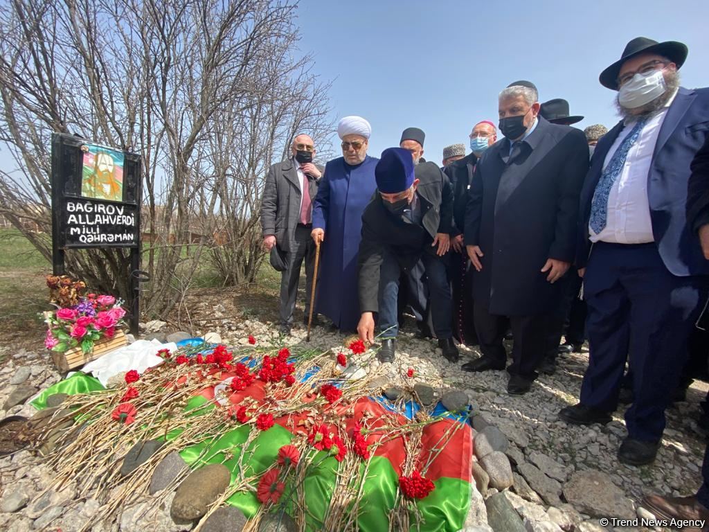 Dini icma rəhbərləri Ağdamda birinci Qarabağ müharibəsi şəhidlərinin məzarlarını ziyarət ediblər (FOTO/VİDEO)