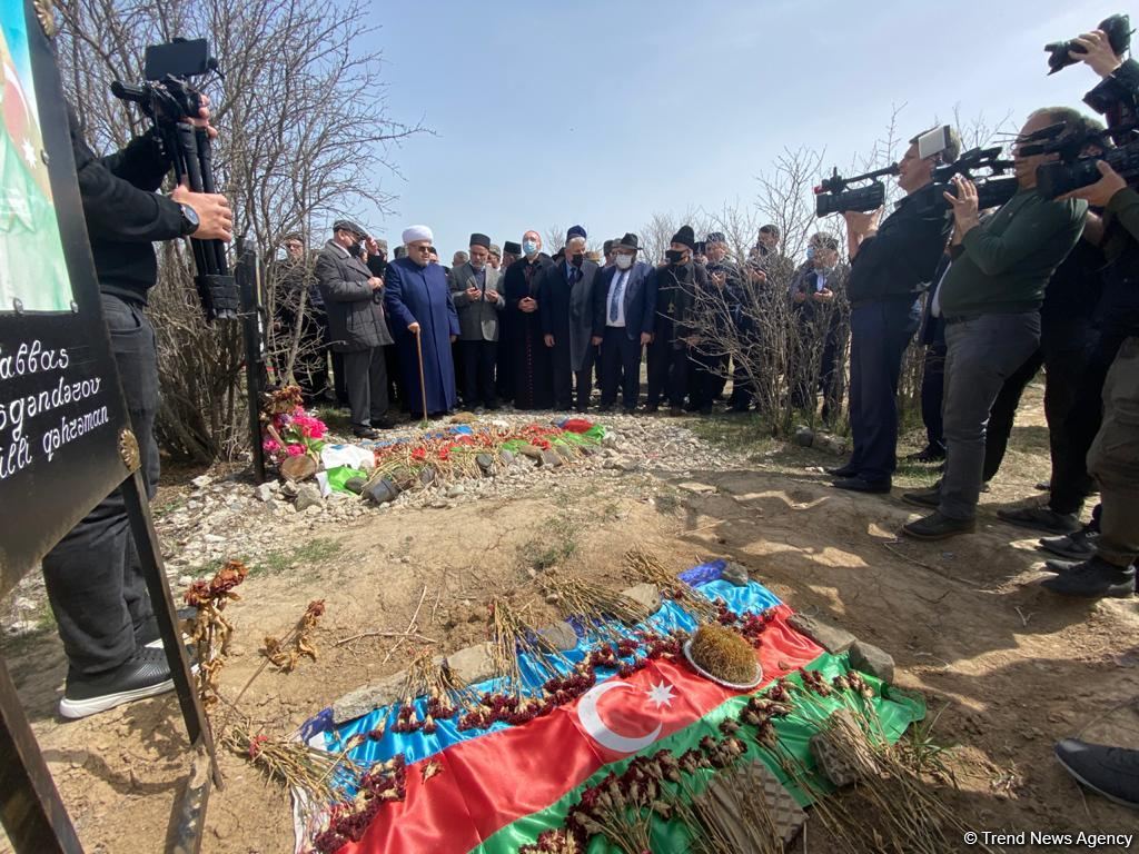 Dini icma rəhbərləri Ağdamda birinci Qarabağ müharibəsi şəhidlərinin məzarlarını ziyarət ediblər (FOTO/VİDEO)