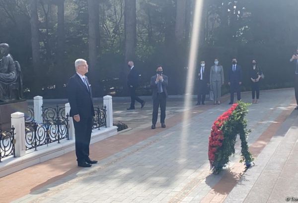 BMT Baş Assambleyasının prezidenti ümummilli lider Heydər Əliyevin məzarını və Şəhidlər Xiyabanını ziyarət edib (FOTO)