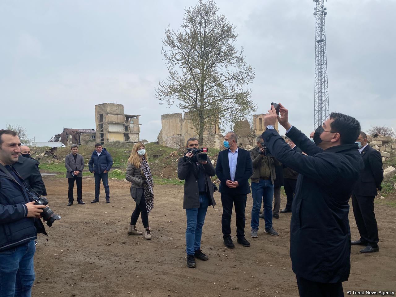 Türk Şurasının nümayəndə heyəti Ağdam Dram teatrının qalıqlarına baxıblar (FOTO)