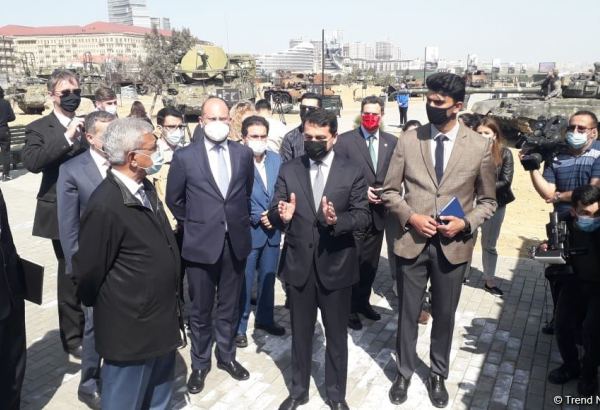 Dünyanın aparıcı beyin mərkəzlərinin nümayəndələri Hərbi Qənimətlər Parkına gəlib (FOTO)