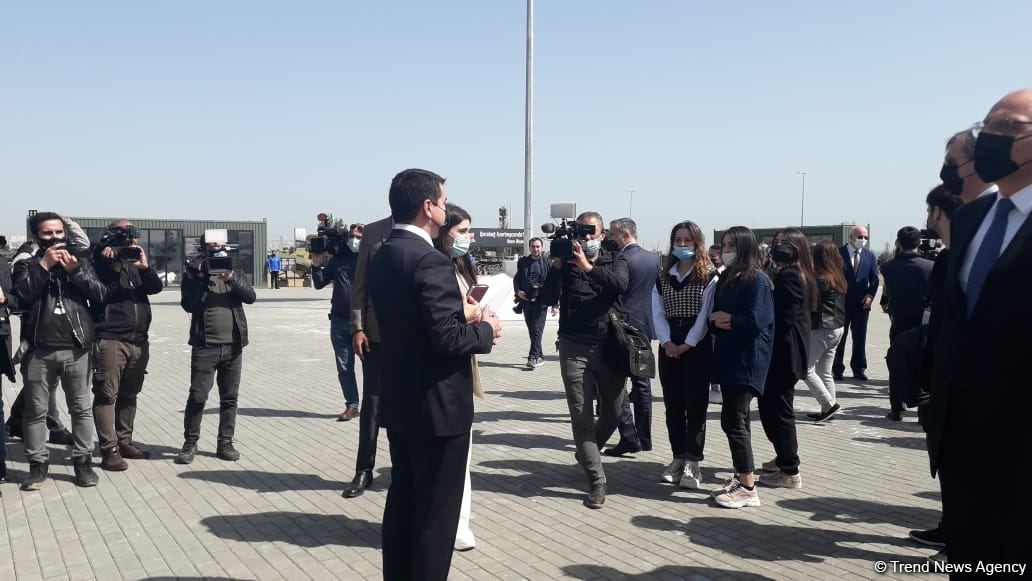 Dünyanın aparıcı beyin mərkəzlərinin nümayəndələri Hərbi Qənimətlər Parkına gəlib (FOTO)