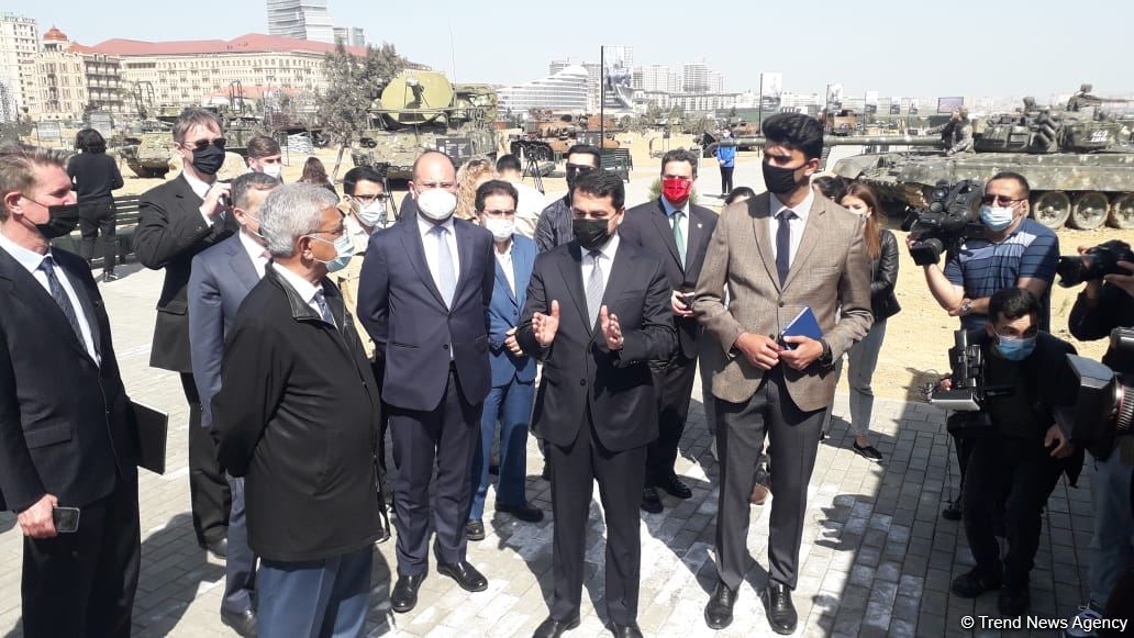 Dünyanın aparıcı beyin mərkəzlərinin nümayəndələri Hərbi Qənimətlər Parkına gəlib (FOTO)