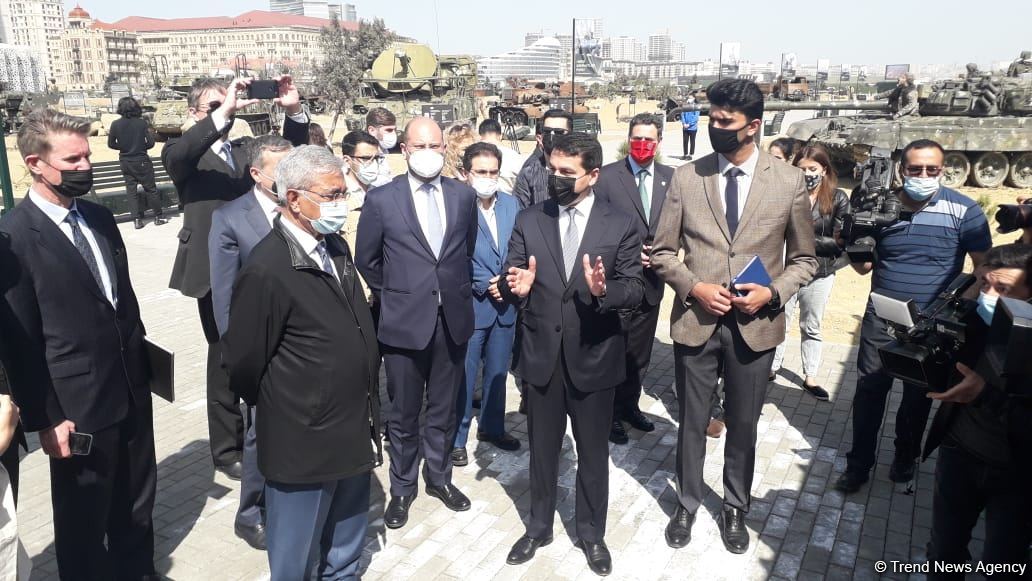 Dünyanın aparıcı beyin mərkəzlərinin nümayəndələri Hərbi Qənimətlər Parkına gəlib (FOTO)