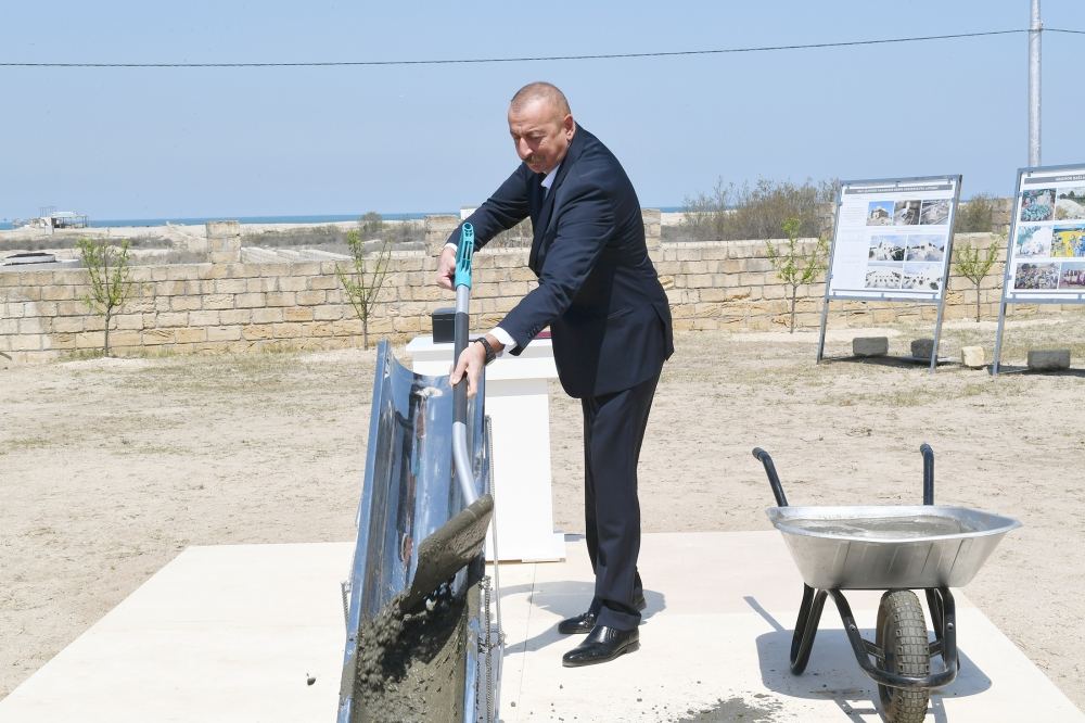 Prezident İlham Əliyev və birinci xanım Mehriban Əliyeva Pirşağıda yenidənqurma və təmir-bərpa işlərinin təməlqoyma tədbirində iştirak ediblər (FOTO/VİDEO) (YENİLƏNİB-2)