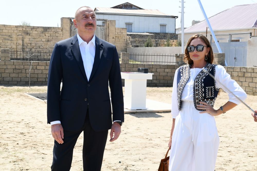 Prezident İlham Əliyev və birinci xanım Mehriban Əliyeva Pirşağıda yenidənqurma və təmir-bərpa işlərinin təməlqoyma tədbirində iştirak ediblər (FOTO/VİDEO) (YENİLƏNİB-2)