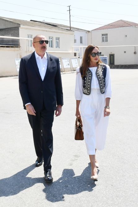 Prezident İlham Əliyev və birinci xanım Mehriban Əliyeva Pirşağıda yenidənqurma və təmir-bərpa işlərinin təməlqoyma tədbirində iştirak ediblər (FOTO/VİDEO) (YENİLƏNİB-2)