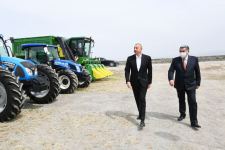 Prezident İlham Əliyev Hacıqabulda fermer Elşən Xəlilovun pambıq tarlasında səpin prosesini izləyib (YENİLƏNİB) (FOTO)