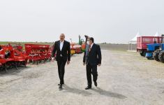 Prezident İlham Əliyev Hacıqabulda fermer Elşən Xəlilovun pambıq tarlasında səpin prosesini izləyib (YENİLƏNİB) (FOTO)