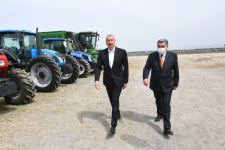 Prezident İlham Əliyev Hacıqabulda fermer Elşən Xəlilovun pambıq tarlasında səpin prosesini izləyib (YENİLƏNİB) (FOTO)
