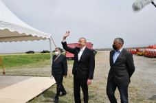 Prezident İlham Əliyev Hacıqabulda fermer Elşən Xəlilovun pambıq tarlasında səpin prosesini izləyib (YENİLƏNİB) (FOTO)