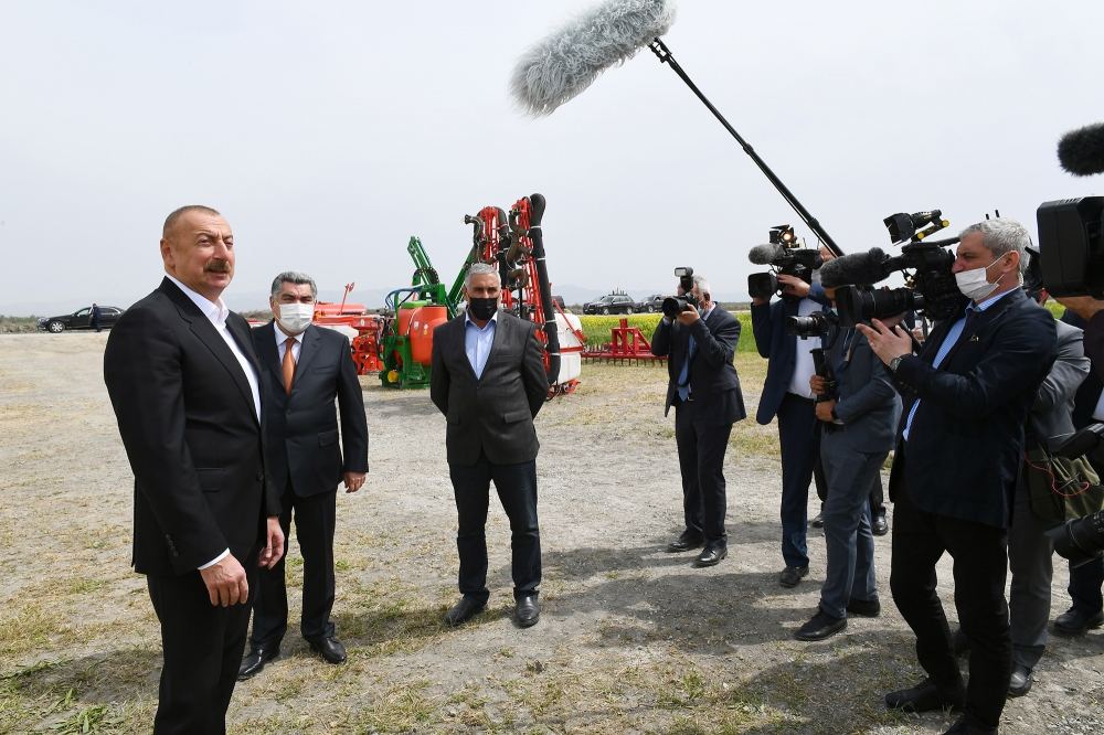 Prezident İlham Əliyev Hacıqabulda fermer Elşən Xəlilovun pambıq tarlasında səpin prosesini izləyib (YENİLƏNİB) (FOTO)