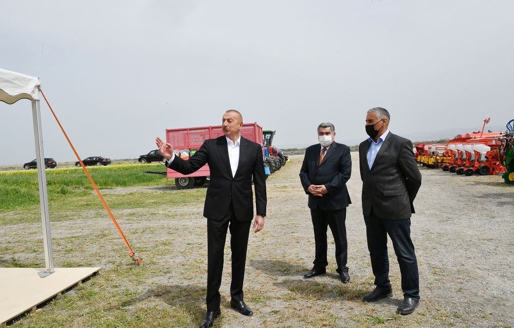 Prezident İlham Əliyev Hacıqabulda fermer Elşən Xəlilovun pambıq tarlasında səpin prosesini izləyib (YENİLƏNİB) (FOTO)