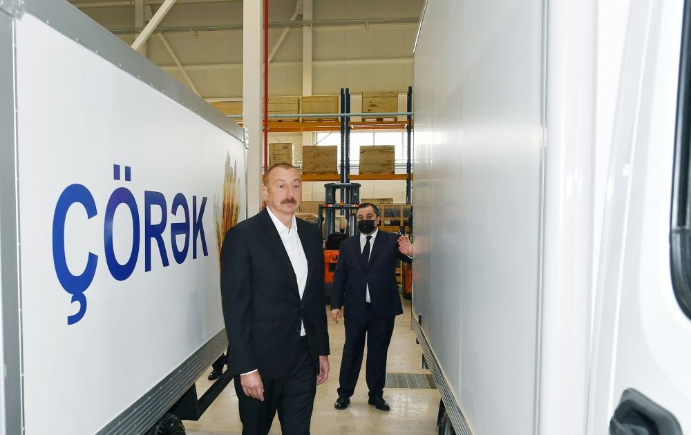 Prezident İlham Əliyev Hacıqabul Sənaye Məhəlləsinin açılışında iştirak edib (FOTO) (YENİLƏNİB)