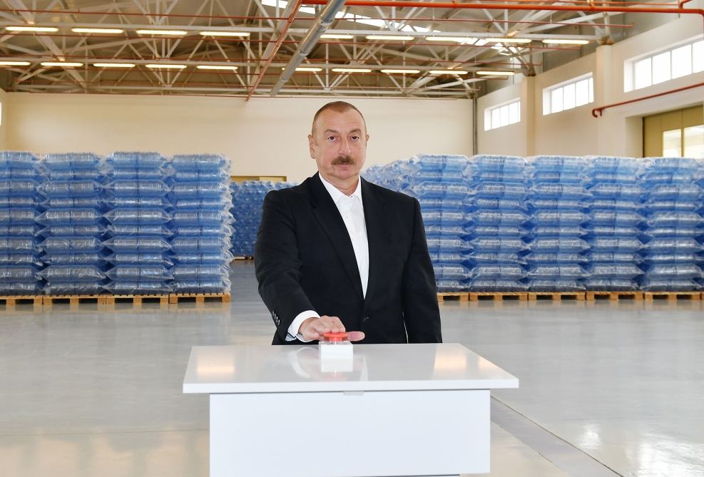 Prezident İlham Əliyev Hacıqabul Sənaye Məhəlləsinin açılışında iştirak edib (FOTO) (YENİLƏNİB)
