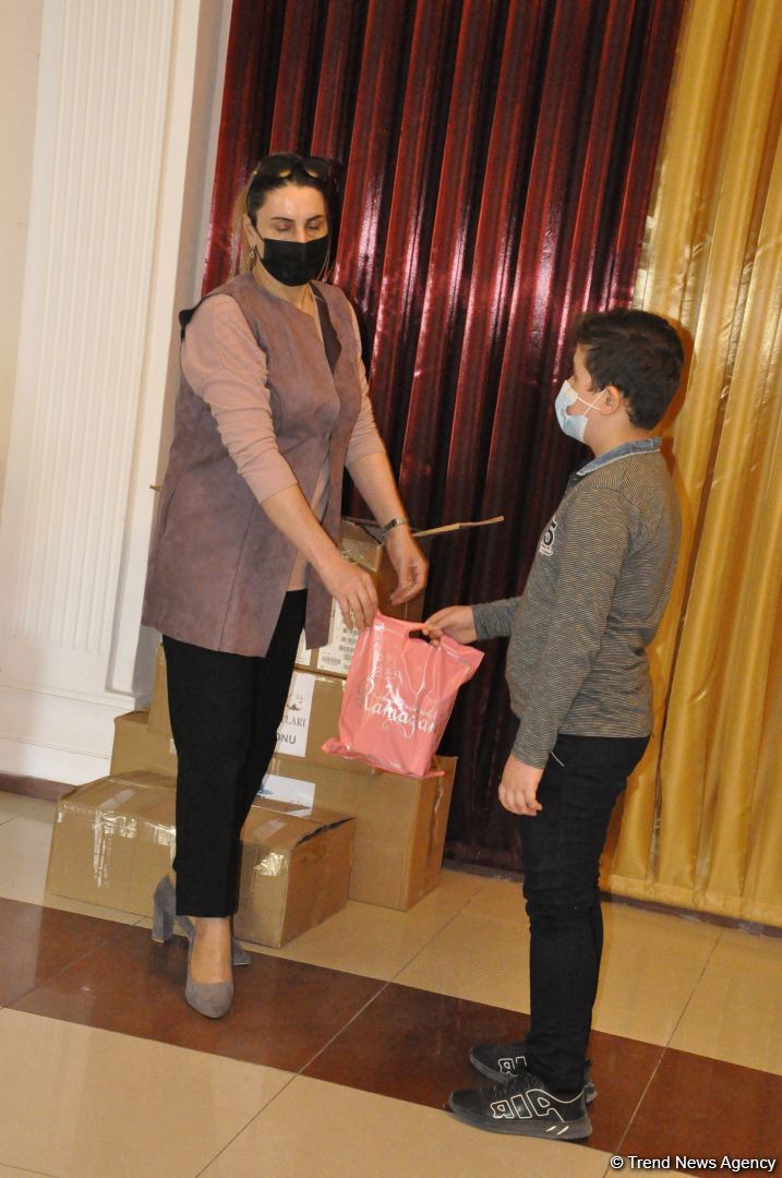 Deputat Sevil Mikayılovanın təşəbbüsü ilə Xudatda ərzaq sovqatı paylanılıb (FOTO)