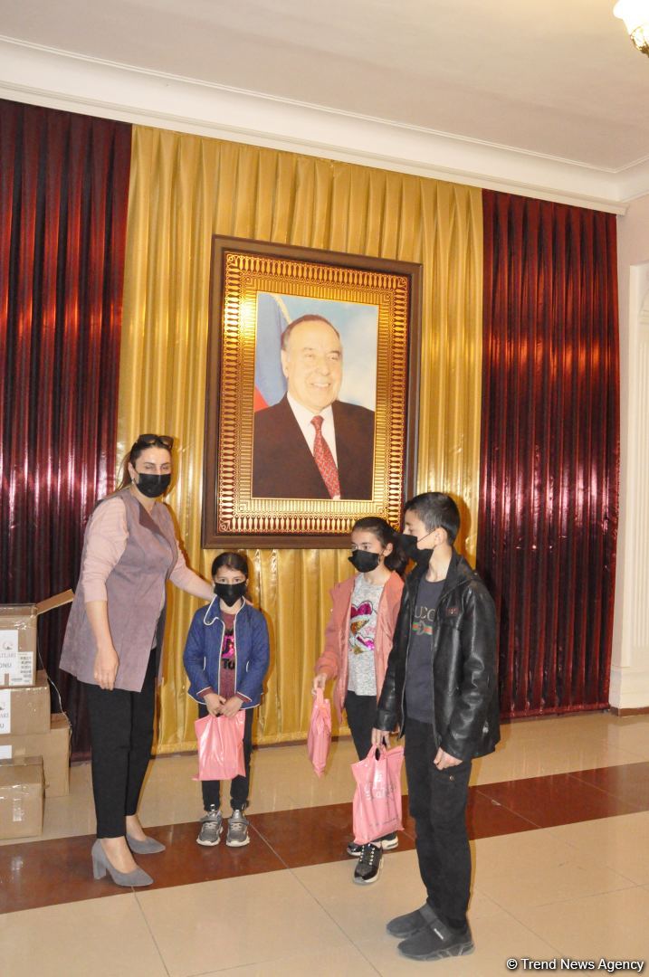 Deputat Sevil Mikayılovanın təşəbbüsü ilə Xudatda ərzaq sovqatı paylanılıb (FOTO)