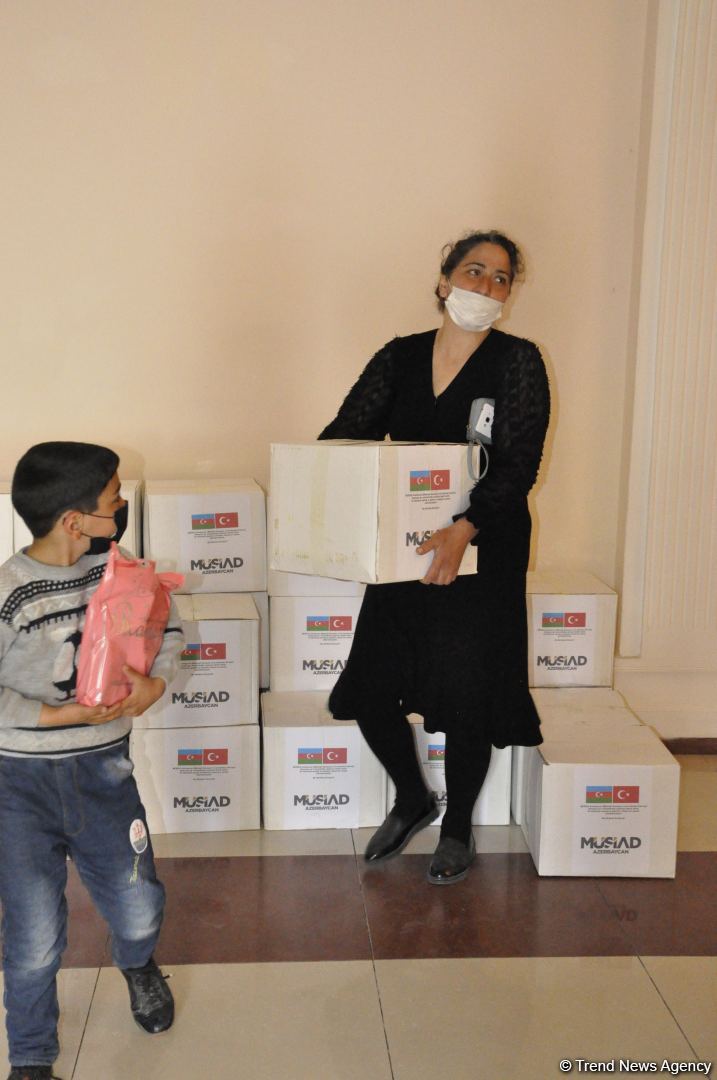 Deputat Sevil Mikayılovanın təşəbbüsü ilə Xudatda ərzaq sovqatı paylanılıb (FOTO)