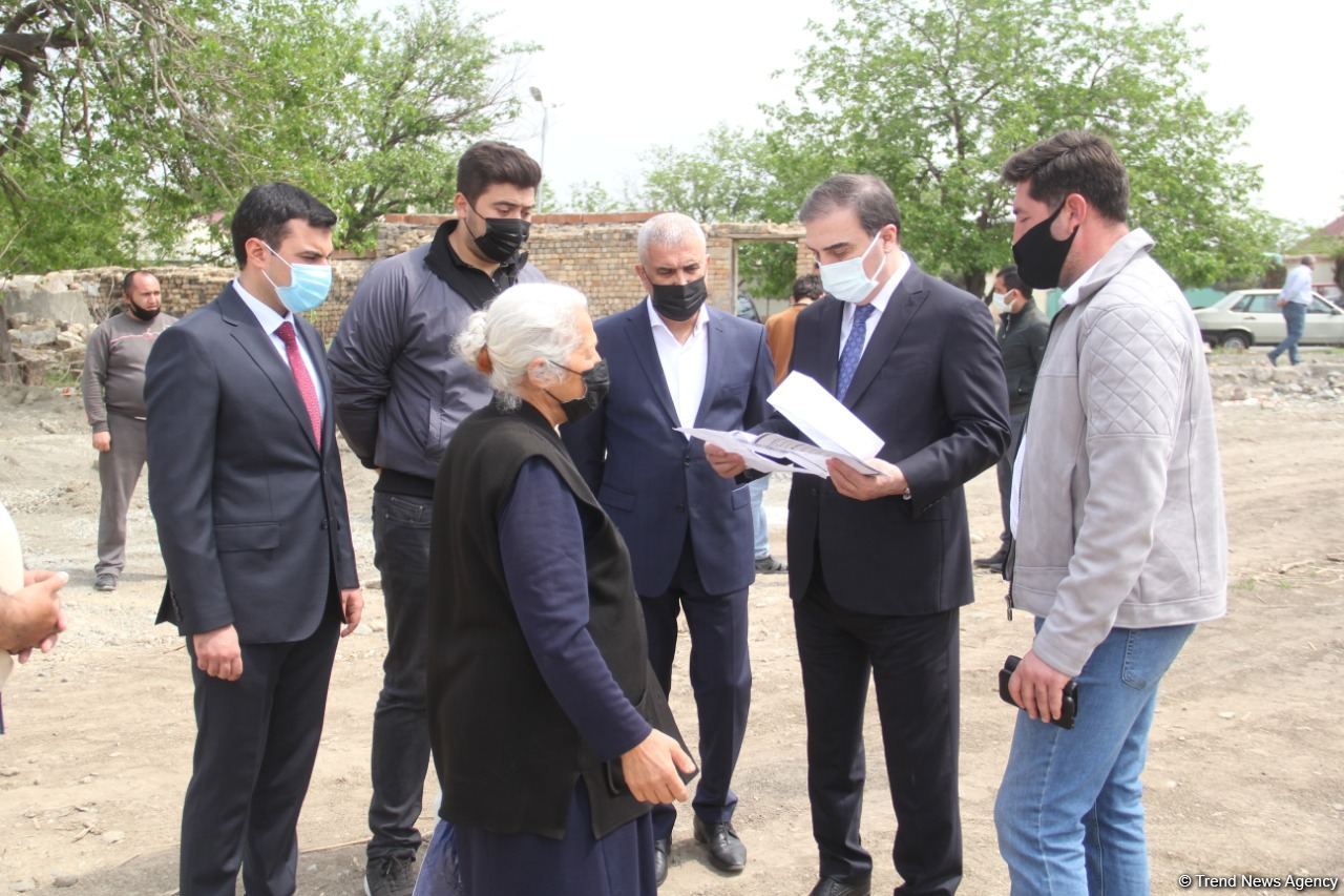 Gəncədə erməni terroru nəticəsində dağılan evlər bərpa olunur (FOTO)