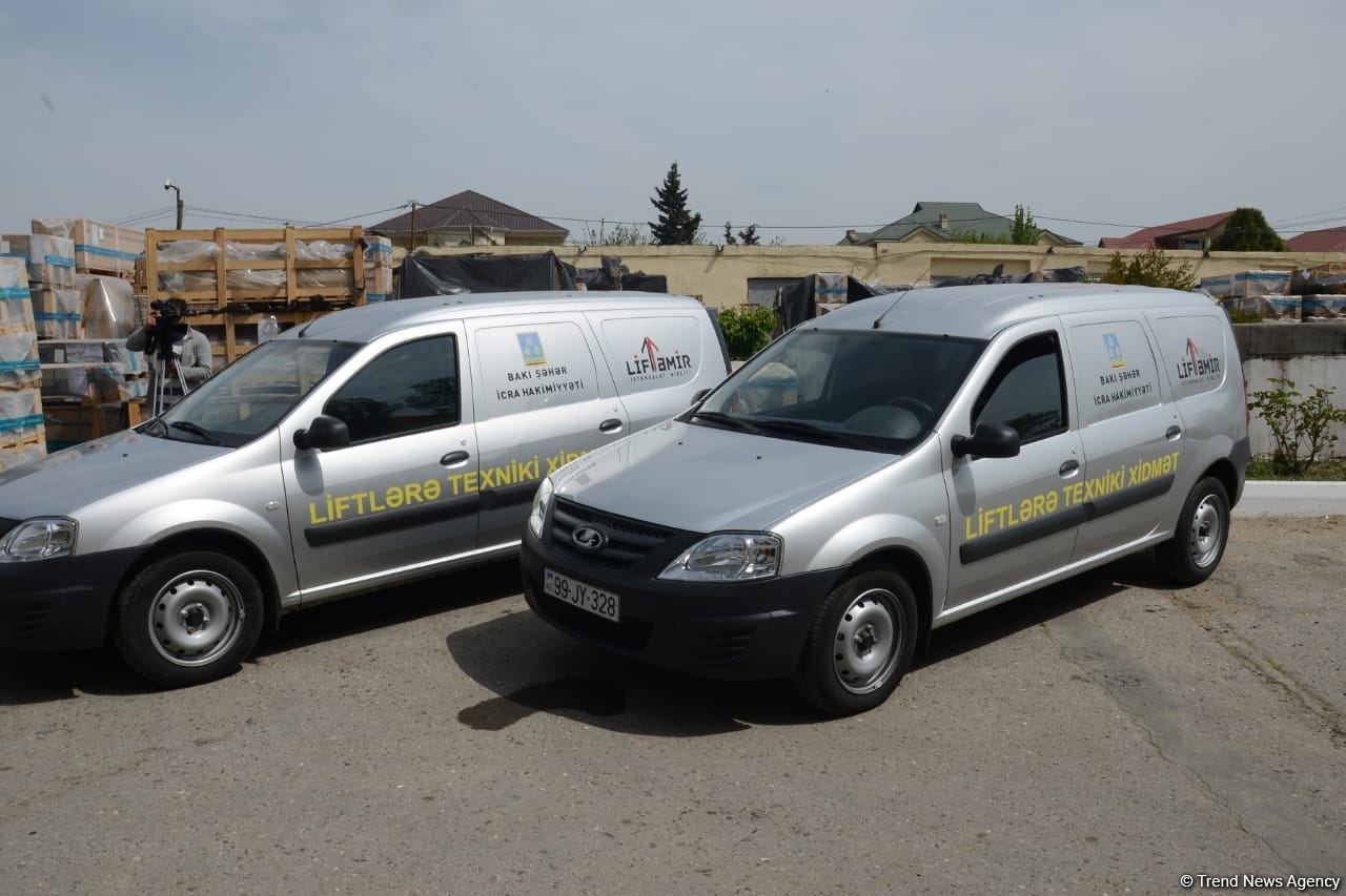 Paytaxtda binalara yeni liftlər quraşdırılır (FOTO)