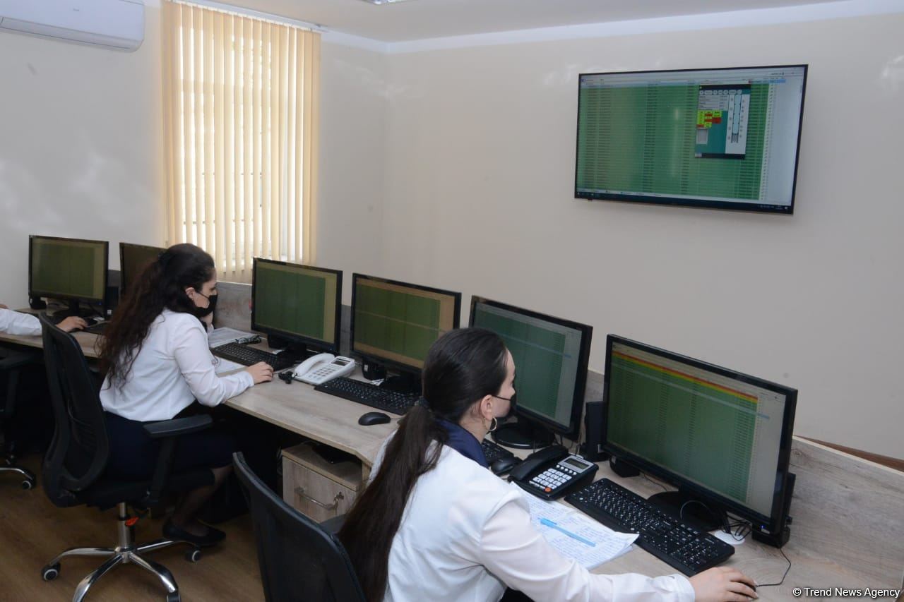 Paytaxtda binalara yeni liftlər quraşdırılır (FOTO)