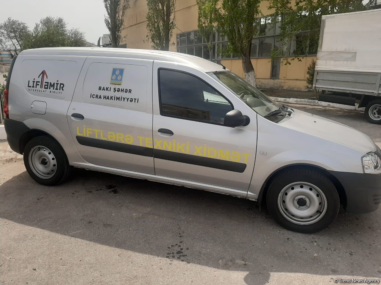 Paytaxtda binalara yeni liftlər quraşdırılır (FOTO)
