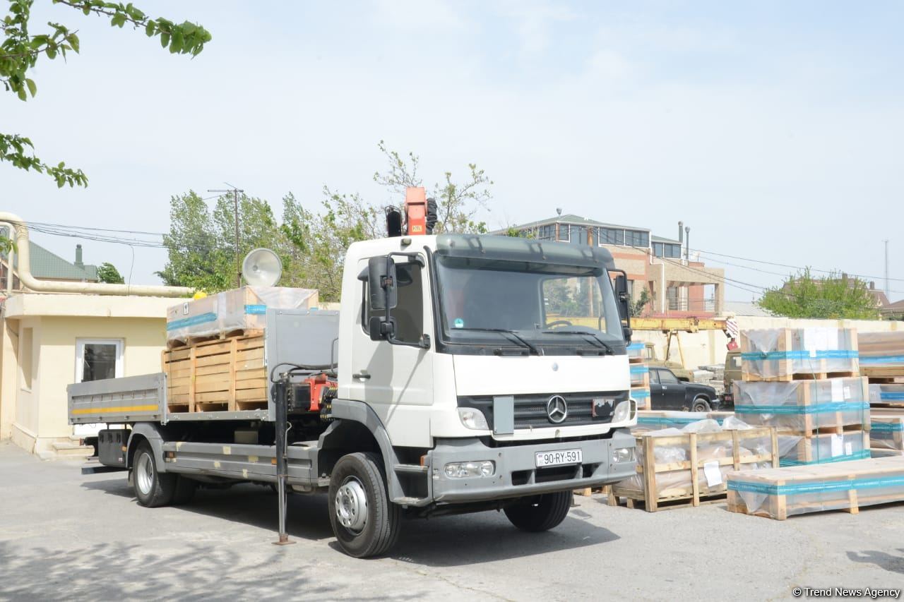 Paytaxtda binalara yeni liftlər quraşdırılır (FOTO)