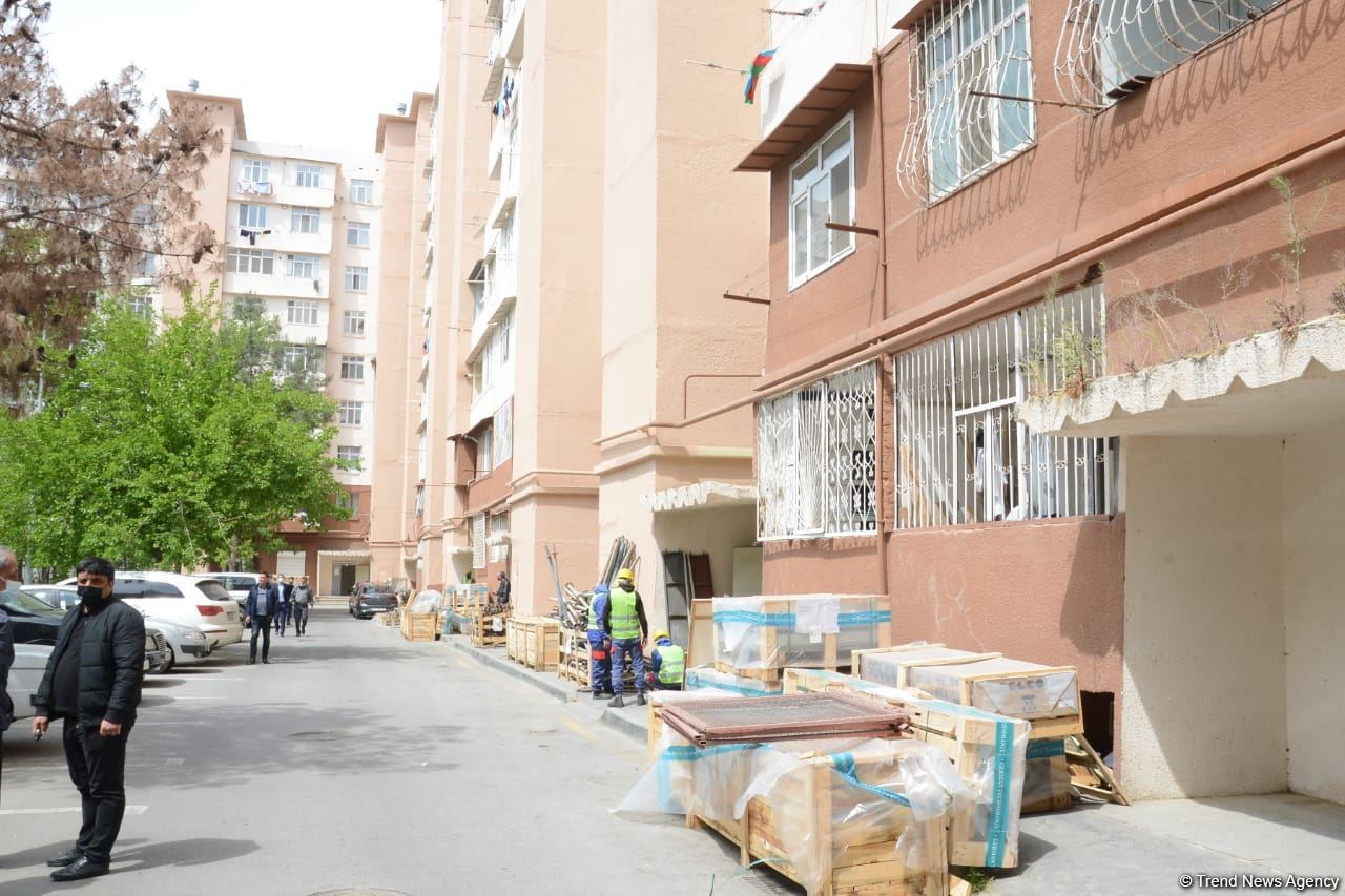 Paytaxtda binalara yeni liftlər quraşdırılır (FOTO)