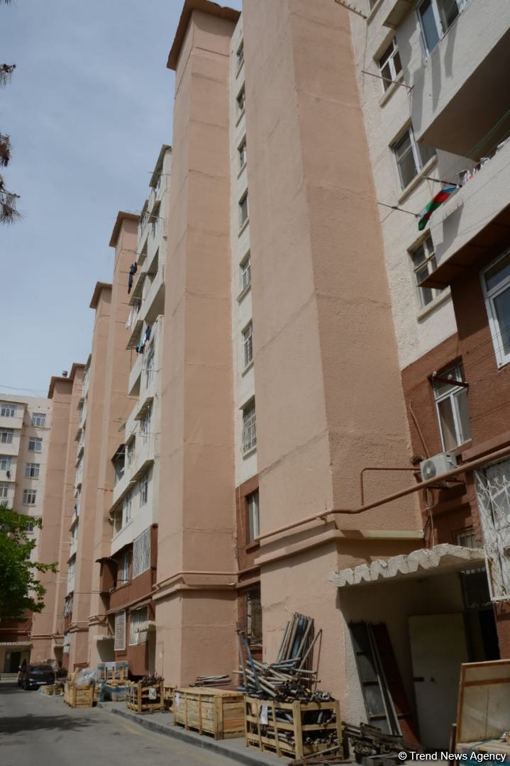 Paytaxtda binalara yeni liftlər quraşdırılır (FOTO)