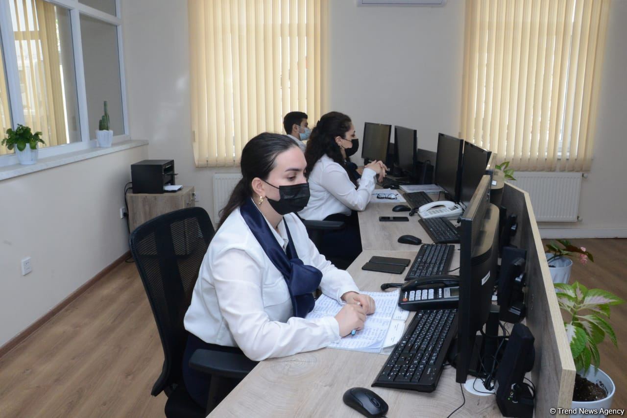 Paytaxtda binalara yeni liftlər quraşdırılır (FOTO)