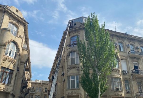 Bakıda tarixi binanın üzərindəki tikilinin söküntüsü yaxın günlərdə yekunlaşacaq