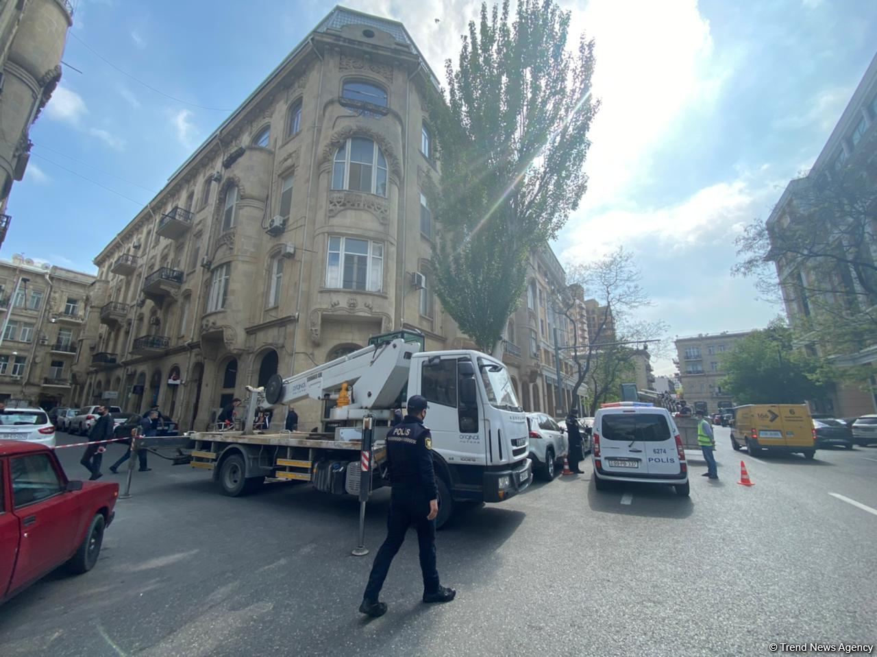 Bakıda tarixi binanın üzərində olan qanunsuz tikili sökülür (FOTO/VİDEO)