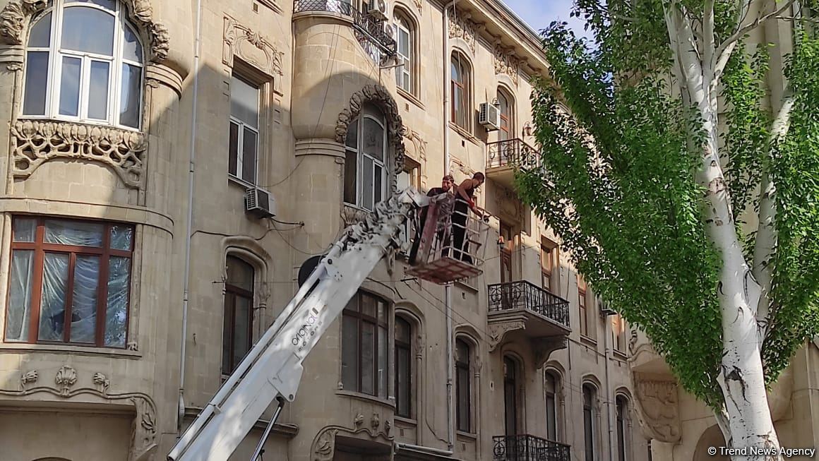 Bakıda tarixi binanın üzərində olan qanunsuz tikili sökülür (FOTO/VİDEO)