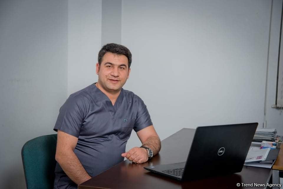 Binadan başına daş düşən yeniyetmənin son vəziyyəti barədə həkimdən açıqlama